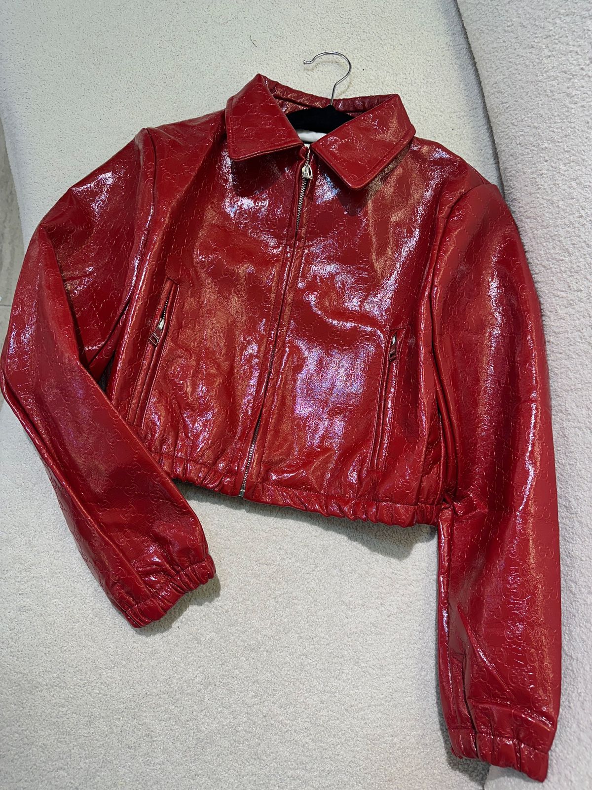 Bomber Cuero Grabado Rojo