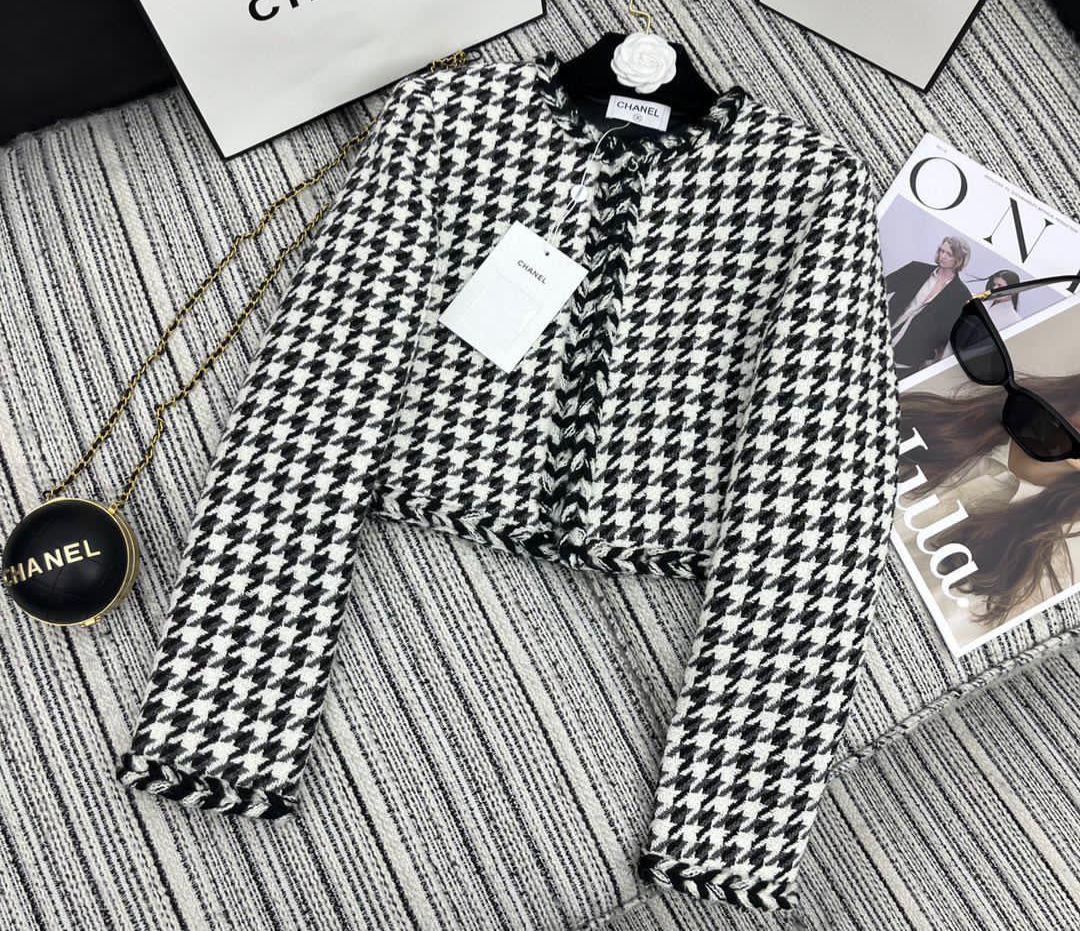 Chaqueta de tweed de pata de gallo en blanco y negro con perlas