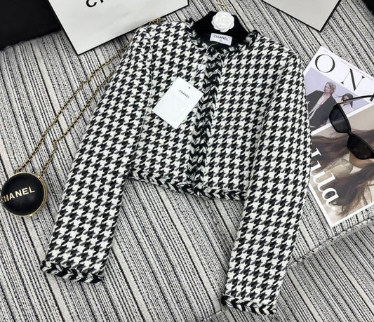 Chaqueta de tweed de pata de gallo en blanco y negro con perlas